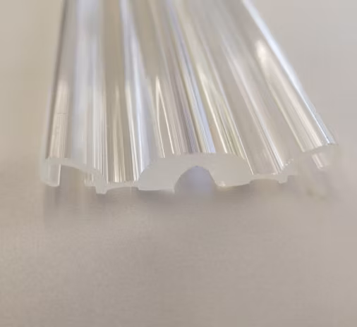 una variedad de lentes lineales de PMMA con ángulo de haz